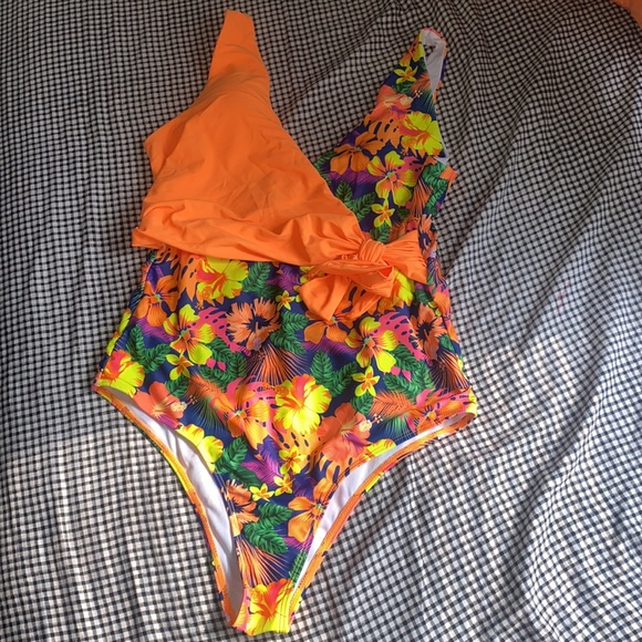 This beautiful bright bathing suit is all yours! Great fit & gives summer feels! - Picture 3 of 7
